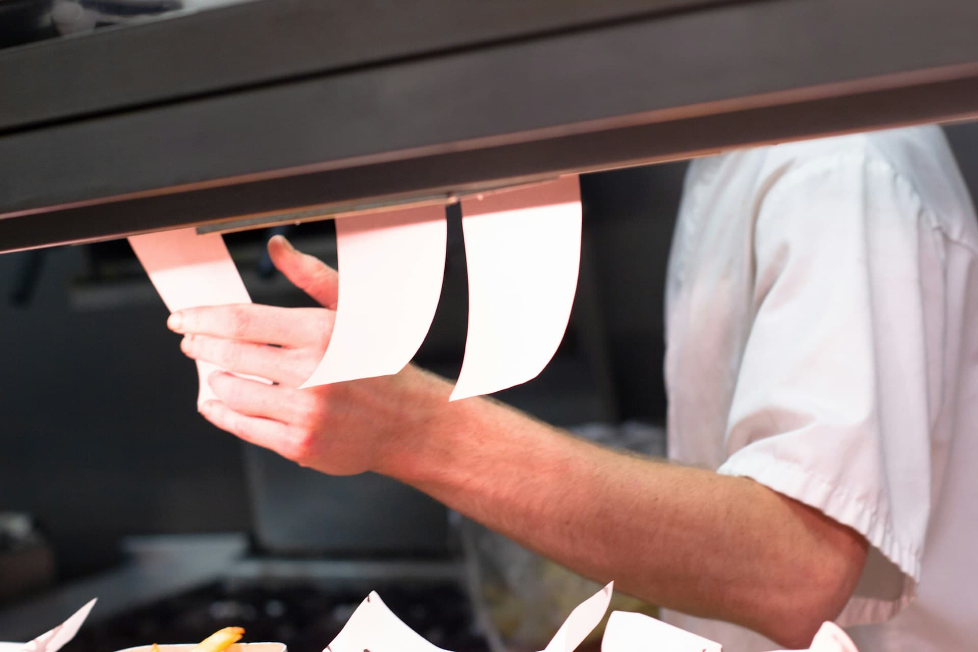 Tým restaurace používá evidenci času během rušné směny